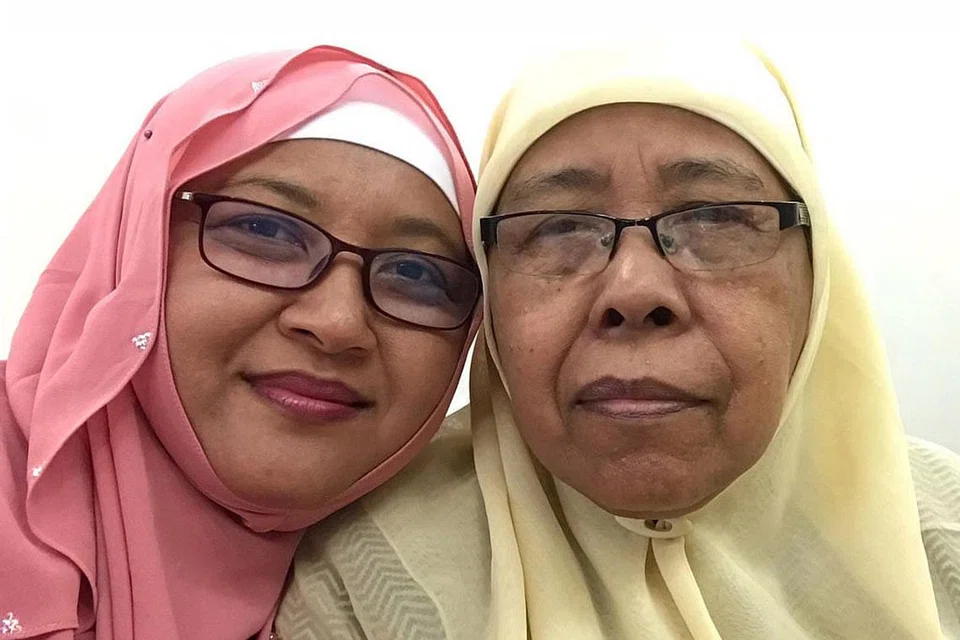 PENGORBANGAN DIKENANG: Cik Jamilah (kanan) mendapat sumbangan daripada anaknya, Cik Nurulazmi (kiri) kepada Akaun Persaraan (RA) CPF beliau meskipun suri rumah itu tidak pernah mempunyai simpanan CPF sebelum ini. - Foto ihsan NURULAZMI MANAN