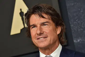 TOM CRUISE: Menghadiahkan bintang Hollywood lain kek kelapa lazat yang menjadi idaman ramai. - Foto-foto AFP