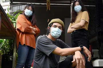 JADI INSPIRASI: (Gambar atas) Kumpulan tarian orang pekak setempat Redeafination dan pelopor inisiatif setempat, Come Makan With Me, Dr Mohamad Farid, inisiatif di mana warga Singapura menjemput pekerja asing ke rumah mereka untuk makan bersama adalah antara 55 kisah warga Singapura yang dipaparkan dalam NDP 2020. - Foto NDP2020 EXCO