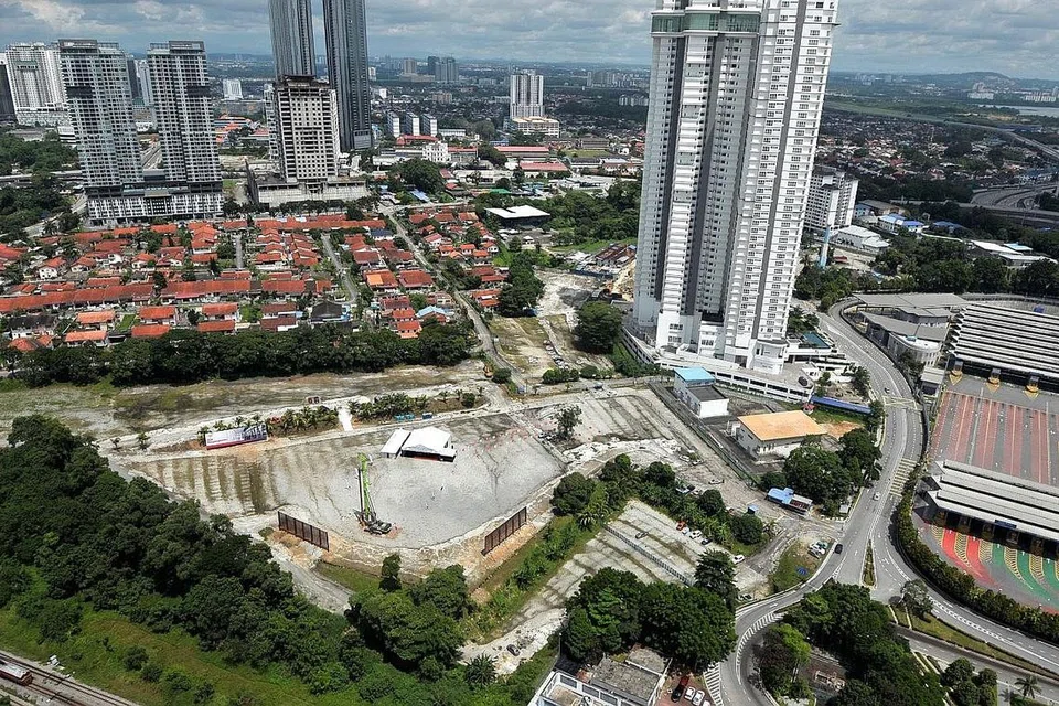 PEMBINAAN BERMULA: Malaysia telah memulakan kerja membina Laluan Sistem Transit Laju (RTS) yang menghubungkan stesen Bukit Chagar di Johor ini dan stesen Woodlands North di Singapura. - Foto THE STAR
