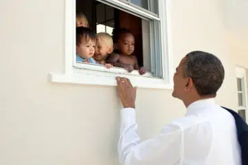 DAPAT PERHATIAN DUNIA: Tweet Presiden Obama ini, yang bermakna 'Tiada orang dilahirkan membencikan orang lain kerana warna kulit, latar belakang atau agamanya' dan diiringi gambar beliau bersama kanak-kanak berlainan warna kulit, mendapat hingga empat juta 'like' hingga tengah malam Selasa lalu. - Foto TWITTER BARACK OBAMA
