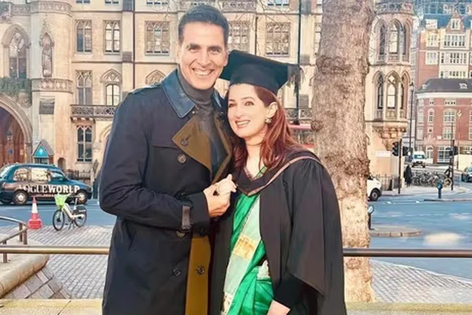 Twinkle Khanna bergambar dengan suaminya, pelakon Akshay Kumar pada majlis tamat pengajian kursus sarjana di Goldsmiths, Universiti London.