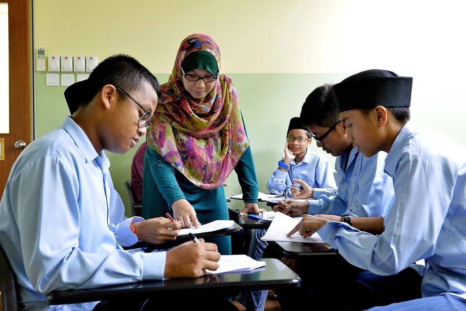 Gambar fail di atas menunjukkan Ustazah Haerani Hasyim membimbing pelajar kelas agama di Pusat Pendidikan Andalus.