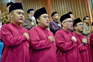 LAFAZKAN IKRAR: Para pemimpin masjid yang menerima pelantikan mereka baru-baru ini berikrar untuk terus komited dalam menjalankan tanggungjawab mereka dengan sebaik mungkin. - Foto MUIS
