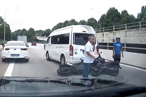 MALANG TIDAK BERBAU: Insiden yang meragut nyawa Allahyarhamha Yasmin Abdullah, 26 tahun, yang membonceng motosikal ditunggang suaminya apabila motosikal itu, berserta satu lagi motosikal lain, terlibat dalam kemalangan dengan sebuah bas mini di TPE menuju ke PIE pada pagi Isnin. - Foto BUFFYBUFFY IN HARDWAREZONE