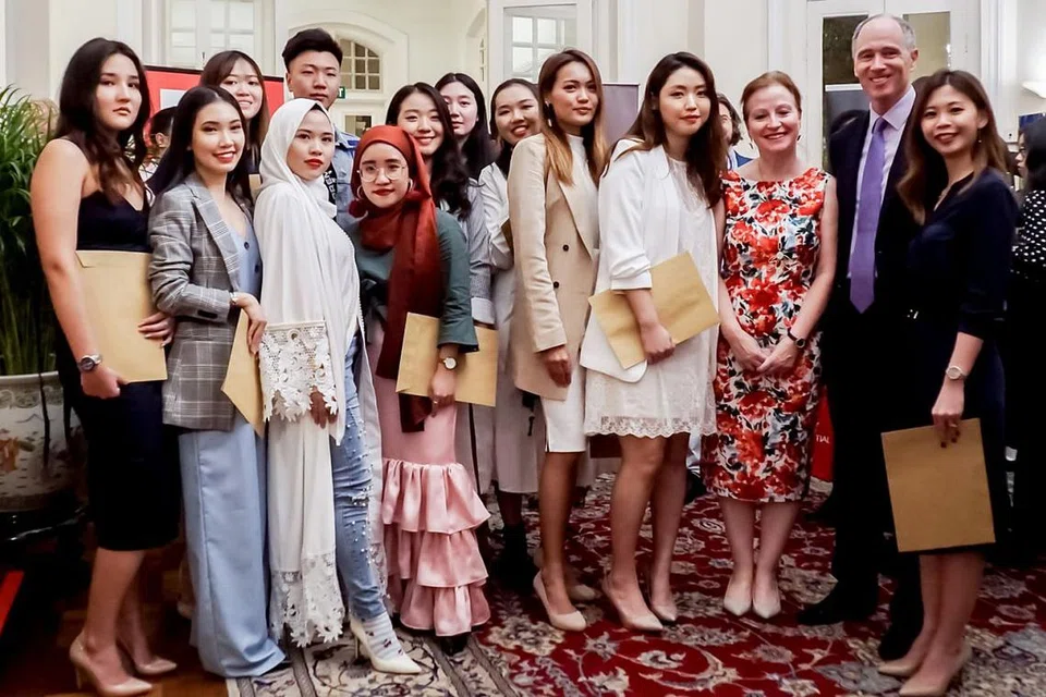 BERGAMBAR KENANGAN: Pelajar-pelajar jurusan Ijazah Rekaan Fesyen dari MDIS mengabadikan kenangan bersama Pesuruhjaya Tinggi British ke Singapura, Encik Scott Wightman dan isteri (dua dan tiga dari kanan), di pertandingan fesyen kitaran semula baru-baru ini. - Foto BH oleh NUR DIYANA TAHA