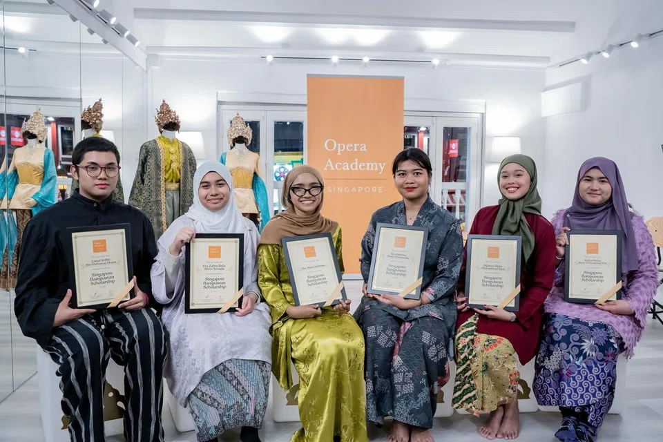 Buat julung-julung kalinya, Opera Academy menawarkan biasiswa bangsawan kepada enam belia peringkat posmenengah. Enam penerima biasiswa adalah (dari kiri) Encik Zainal Ariffin Mohammad Fhami, Cik Eva Zahra Aswadie, Cik Nur Alicia Ambrose, Cik Ilya Qairyna Haminudin, Cik Dilaisya Mohammad Sual dan Cik Azelya Nadya Muhammad Nur.