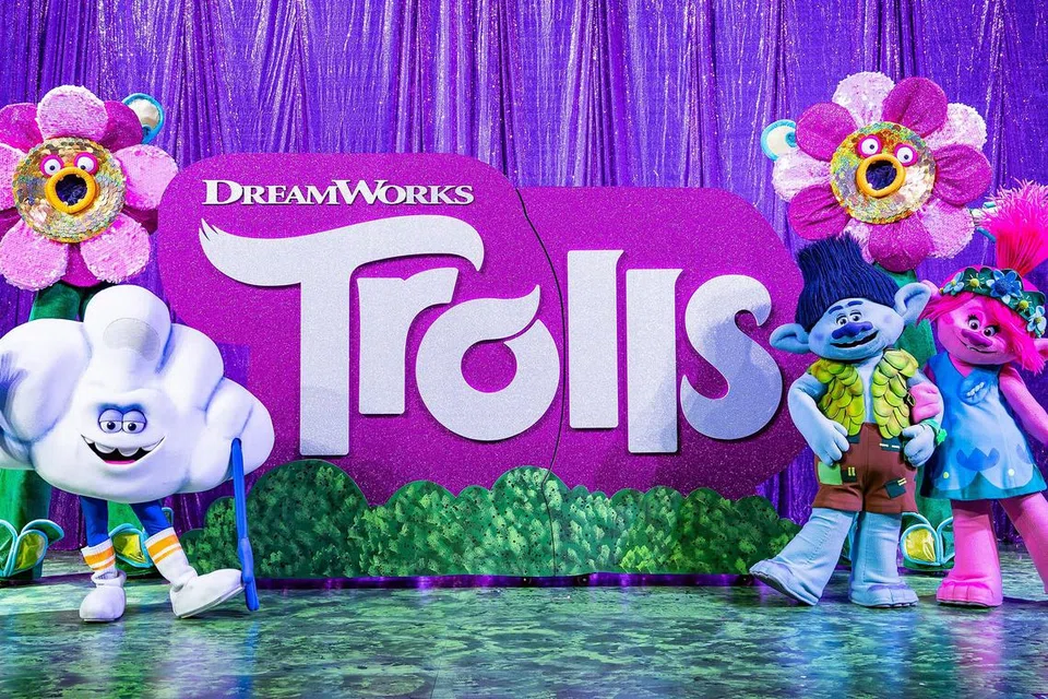 NIKMATI PERSEMBAHAN ‘TROLLS’: Menyanyi dan menari dengan watak animasi filem ‘Trolls’, Branch dan Queen Poppy dalam persembahan muzikal terbaru, ‘Hug Time Jubilee’.