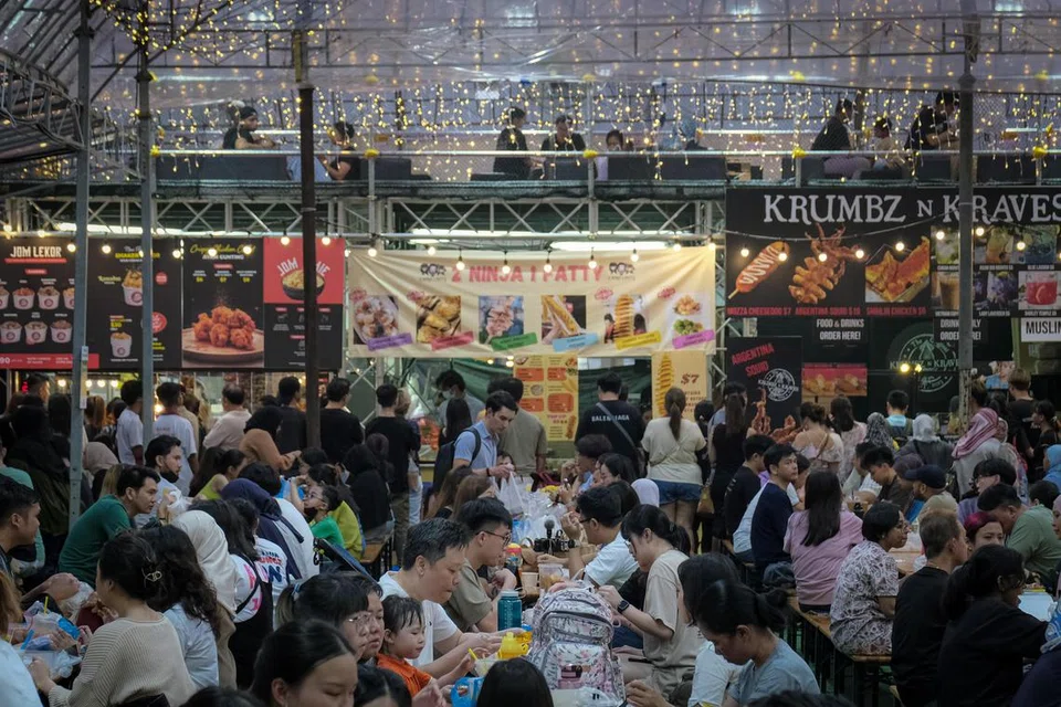 Ajaran Islam memberikan kerangka komprehensif untuk memahami peranan makanan dalam kehidupan kita, menekankan rasa syukur, kesederhanaan, kesedaran, dan membentuk akhlak mulia. 