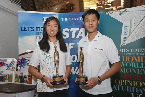 Pelayar Samantha Yom (kiri) dan Bernie Chin masing-masing meraih pingat emas dalam acara Byte CII di Sukan Olimpik Belia 2014 di Nanjing. Mereka dinobatkan sebagai pemenang bersama pertama Anugerah Bintang Bulanan The Straits Times pada Ogos 2014.