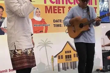 GEMBIRA BUAT PERSEMBAHAN: Fauzie Laily (kiri) gembira dapat membuat persembahan dan bertemu peminat. - Foto FACEBOOK RIA
