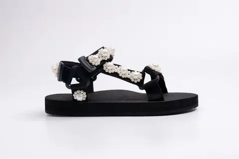 ‘White Pearly Jaedals’ ($99) dihiasi mutiara halus untuk gaya santai yang tetap menawan. Setiap pembelian turut menyokong inisiatif sosial serta usaha kelestarian alam sekitar.