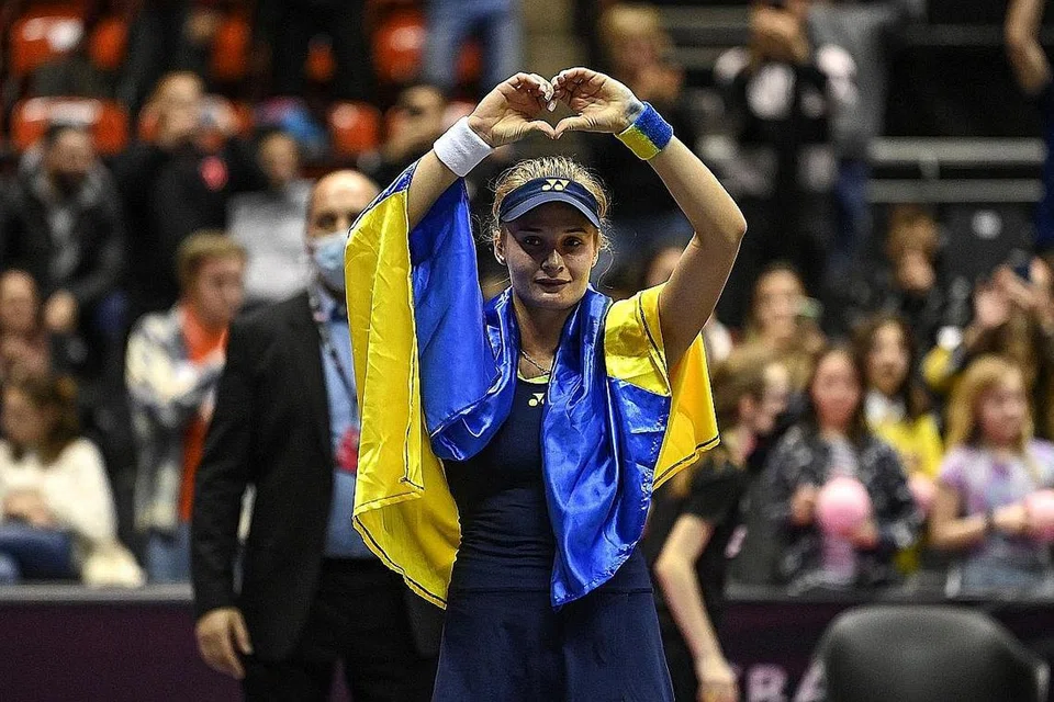 BANTU WARGA SENEGARA: Pemain tenis wanita Ukraine, Dayana Yastremska (atas), juga mendermakan wang hadiah yang diterima semasa muncul naib juara di Terbuka Lyon kepada usaha kemanusiaan di negaranya. - Foto AFP 