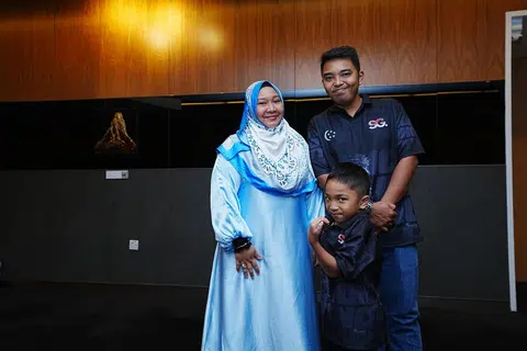 Cik Fitria Farhana Rais dan suaminya, Encik Md Zulfadli Abdul Karim, membawa anak mereka, Zahiruddin Farid Md Zulfadli, ke Sidang Keibubapaan BH pada 2 November.