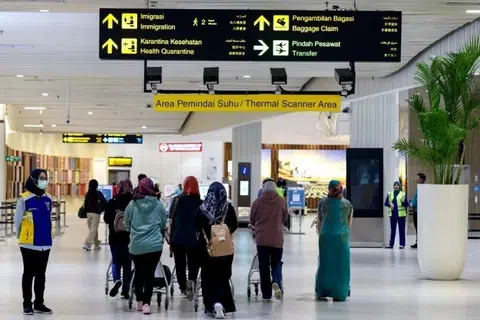 Penumpang menjalani pemeriksaan suhu badan di Lapangan Terbang Antarabangsa Soekarno-Hatta di Tangerang, berhampiran Jakarta, Indonesia. Langkah itu dilaksanakan susulan pengesahan dua kes maut virus Nipah di India.