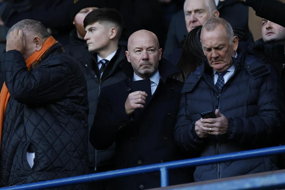 Alan Shearer (dua dari kiri) – penyerang yang menjadi penjaring gol terbanyak Newcastle – gagal apabila dilantik sebagai pengurus untuk menyelamatkan pasukan itu daripada disingkir daripada Liga Perdana England (EPL) pada musim 2008-09. 