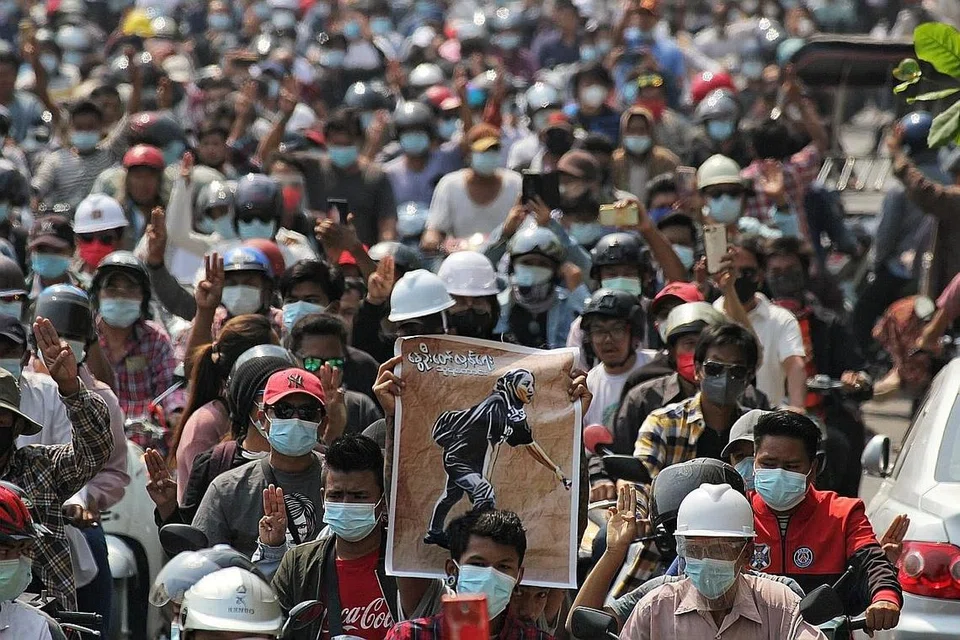 BERI PENGHORMATAN: Ribuan rakyat Myanmar menghadiri acara pengebumian seorang penunjuk perasaan berusia 19 tahun yang dikenali sebagai 'Angel', atau 'Kyal Sin', yang mati ditembak di kepala oleh pasukan tentera Myanmar bagi meleraikan penunjuk perasaan di Mandalay, kota kedua terbesar di Myanmar, selepas Yangon. - Foto REUTERS