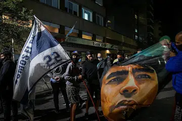 BERI SOKONGAN: Penyokong Diego Maradona memberi sokongan di luar pusat perubatan Ipensa di La Plata, Buenos Aires, Argentina. - Foto-foto EPA-EFE, AFP