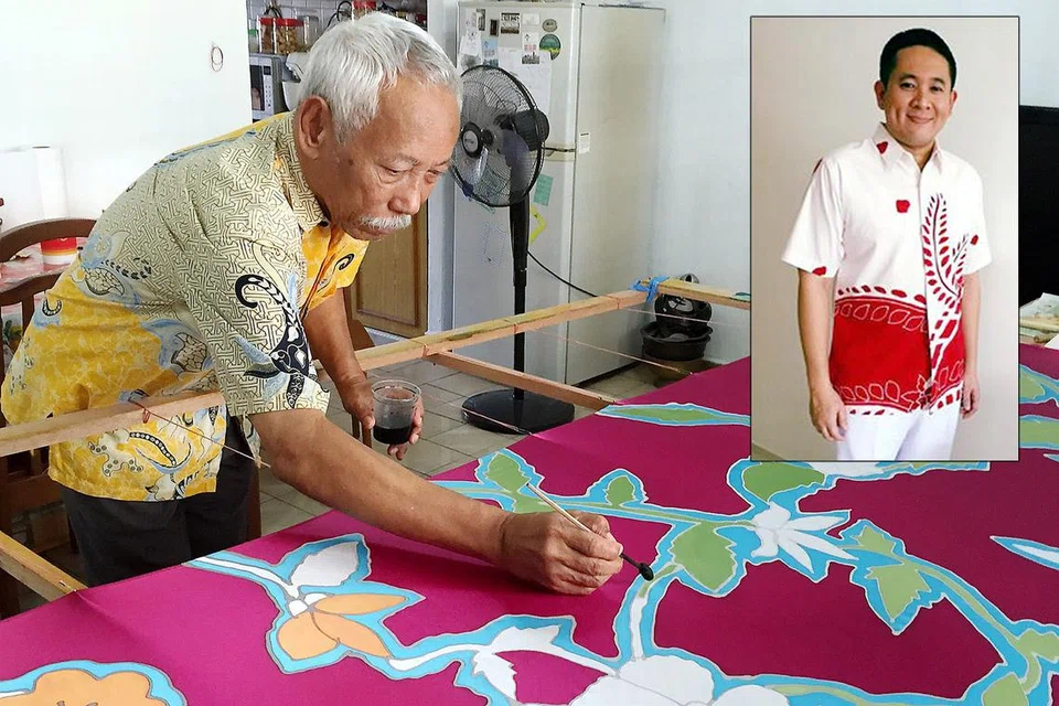 BAJU BATIK TARIK PERHATIAN: Baju batik yang dipakai Encik Amrin (gambar kecil) semasa Perbarisan Hari Kebangsaan kelmarin direka khas oleh pelukis batik terkenal Encik Sarkasi Said (gambar utama). - Foto ROSEBI MOHD SAH, FACEBOOK AMRIN AMIN