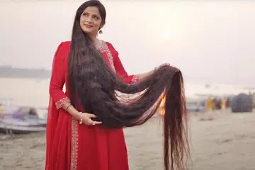 PANJANG MENGURAI: Smita Srivastava, 46 tahun, dari Uttar Pradesh, India, menyimpan rambutnya sejak berusia 14 tahun. Rambutnya kini berukuran lebih dua meter dan telah diiktiraf oleh Rekod Dunia Guinness sebagai yang terpanjang.