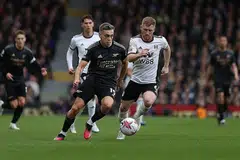 LINCAH DI PADANG: Penyerang Arsenal, Leandro Trossard (jersi hitam), melarikan bola dari pemain midfield Fulham, Harrison Reed, dalam pertemuan Ahad. - Foto AFP