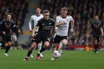 LINCAH DI PADANG: Penyerang Arsenal, Leandro Trossard (jersi hitam), melarikan bola dari pemain midfield Fulham, Harrison Reed, dalam pertemuan Ahad. - Foto AFP