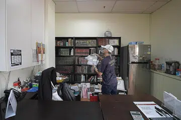 SESUAIKAN DENGAN SITUASI: Seorang pekerja 4riz Services Pte Ltd menjalankan kerja pembasmian kuman di pejabat pelanggan di Changi Road. Syarikat perkhidmatan pemindah itu kini memberi lebih tumpuan pada perkhidmatan pembasmian kuman kerana dalam tempoh ini ia tidak dapat menerima banyak tempahan bagi perkhidmatan pemindah. - Foto BH oleh ALPHONSUS CHERN