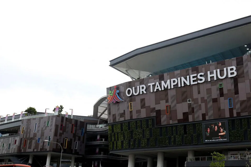 CUKUP POPULAR: Pusat makanan di Our Tampines Hub cukup popular kerana menawarkan pelbagai pilihan makanan. - Foto fail 