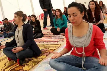 BOLEH CUBA: Kegiatan melancong boleh menjejas tubuh dan minda, justeru, yoga dapat memberi keseimbangan yang diperlukan. - Foto fail