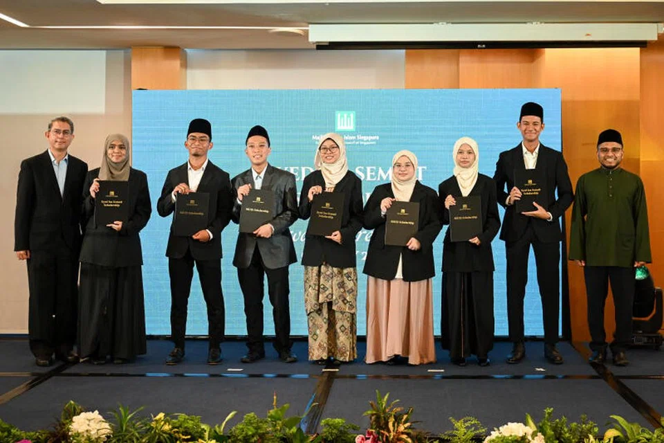Pemangku Menteri Bertanggungjawab bagi Ehwal Masyarakat Islam, Profesor Madya Dr Muhammad Faishal Ibrahim (kiri) dan Mufti Dr Nazirudin Mohd Nasir, meraikan penerima Biasiswa Syed Isa Semait, Cik Nusaybah Muhammad (dua dari kiri); Cik Sharifah Basri (lima dari kiri); dan Encik Ahmad Musaddiq Samadi (dua dari kanan) di samping empat penerima pertama Biasiswa Muis, Encik Solihin Zainal (tiga dari kiri); Encik Muhammad Ammar Zaid (empat dari kiri), Cik Saqina Qamilia Suwandi (empat dari kanan), dan Cik Nur Asyifa Muhamed Amin (tiga dari kanan). 