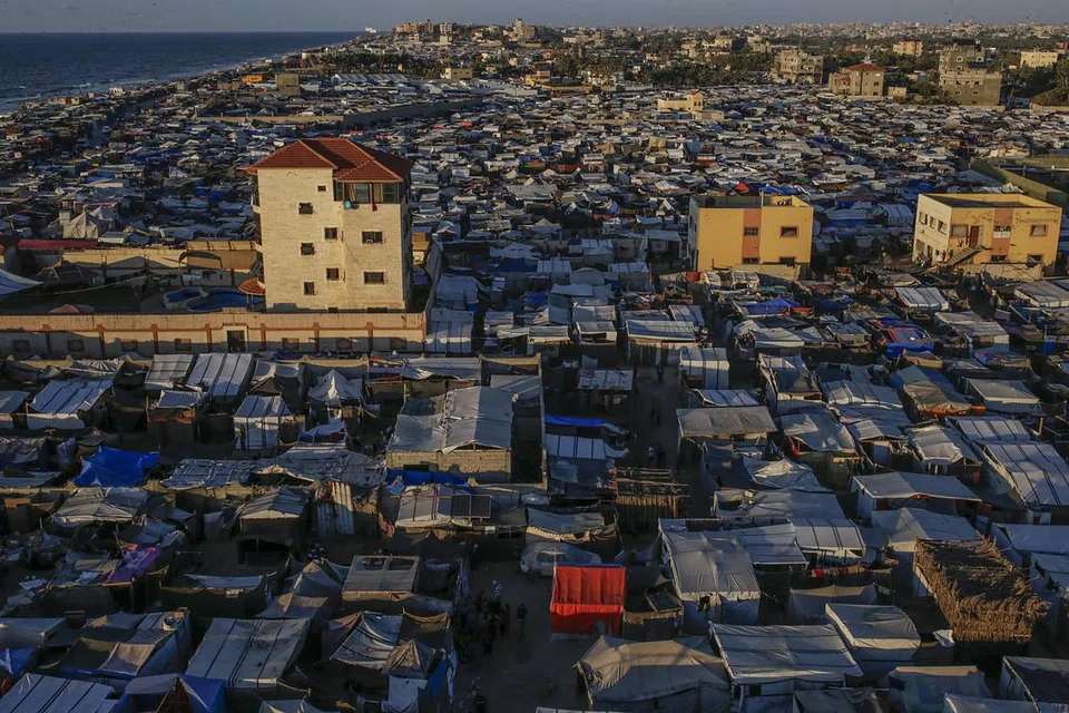 Pemandangan di sepanjang pantai Deir Al-Balah, Gaza Tengah, lokasi ribuan khemah dan tempat perlindungan sementara didirikan untuk menampung penduduk Palestin yang kehilangan tempat tinggal. Pada 6 September 2024, Datuk Bandar Deir Al-Balah mengumumkan bahawa lebih sejuta pelarian kini ditempatkan di lebih 200 kem pelarian di sekitar bandar tersebut.