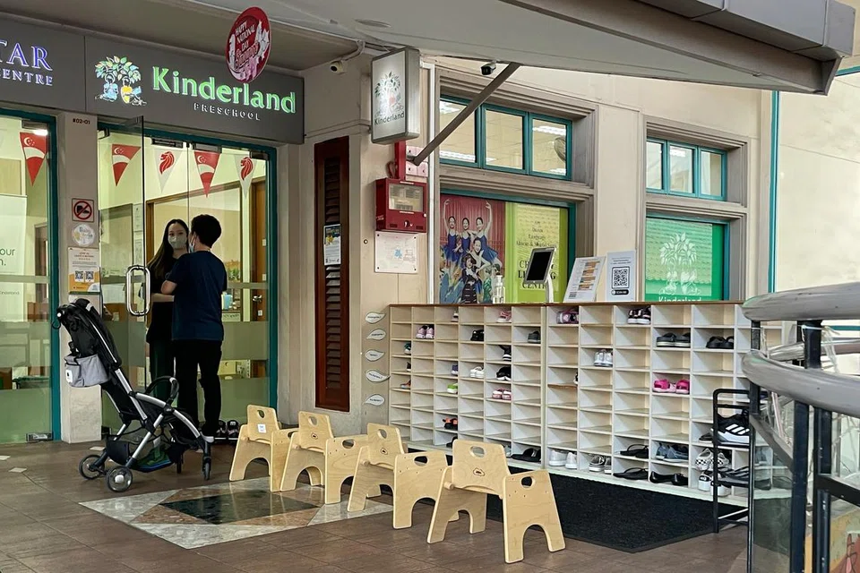 SEDANG DISIASAT: Inilah gambar prasekolah Kinderland di Blok 768 Woodlands Ave 6. Ketua pusat dan pengendali prasekolah itu kini sedang disiasat. 