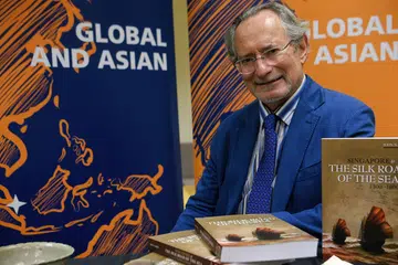 Mendiang Profesor John N. Miksic menggunakan penemuan ribuan bahan arkeologi untuk menyangkal salah tanggap umum bahawa sejarah Singapura bermula dengan kedatangan Sir Stamford Raffles. Sebenarnya, Singapura mempunyai sejarah lebih 700 tahun bermula dari tahun 1300. Gambar fail ini diambil pada 2018.