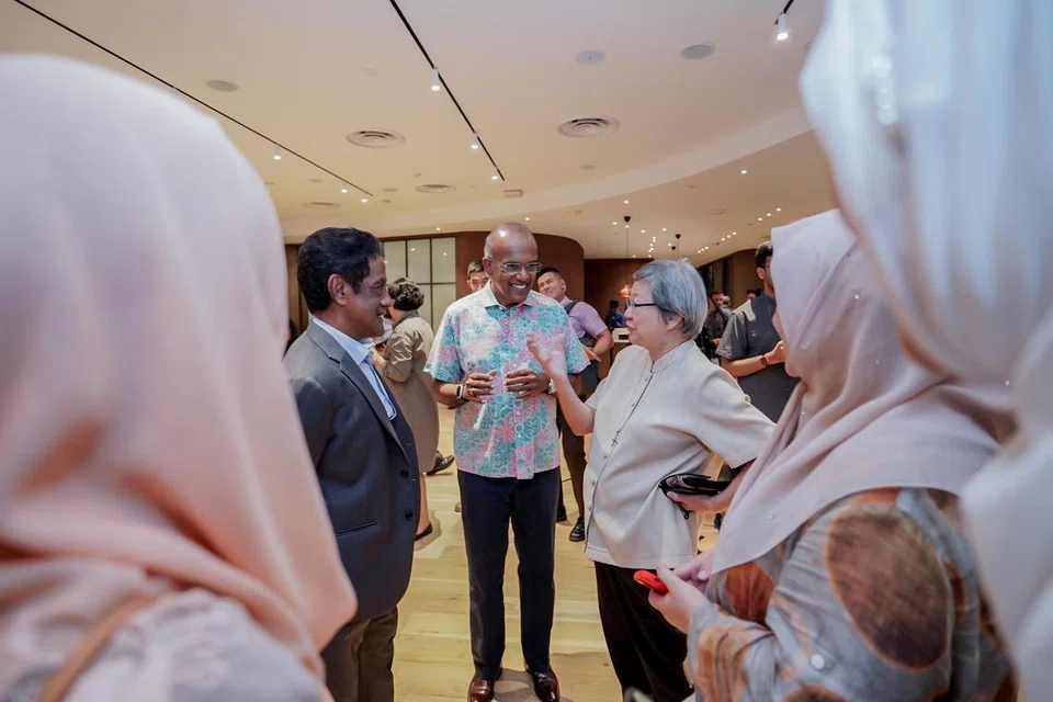 BERAMAH MESRA: Menteri Ehwal Dalam Negeri merangkap Undang-Undang, Encik K. Shanmugam (tengah) dan Presiden Pertubuhan Antara Agama (IRO), Encik Noor Marican (kiri), berinteraksi dengan hadirin di satu tayangan dokumentari anjuran IRO pada Rabu.