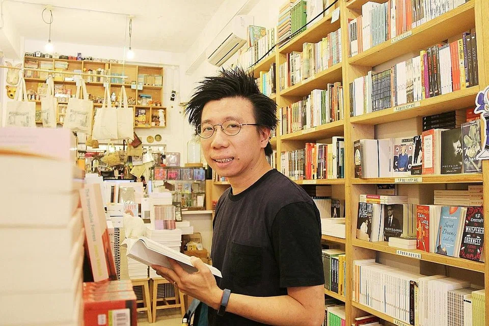 ENCIK KENNY LECK: Pemilik kedai buku BooksActually di Yong Siak Street, Tiong Bahru. Sejak berpindah enam tahun lalu, beliau berasa sudah menjalin persahabatan dengan pemilik kedai lain. - Foto NUR HUMAIRA SAJAT