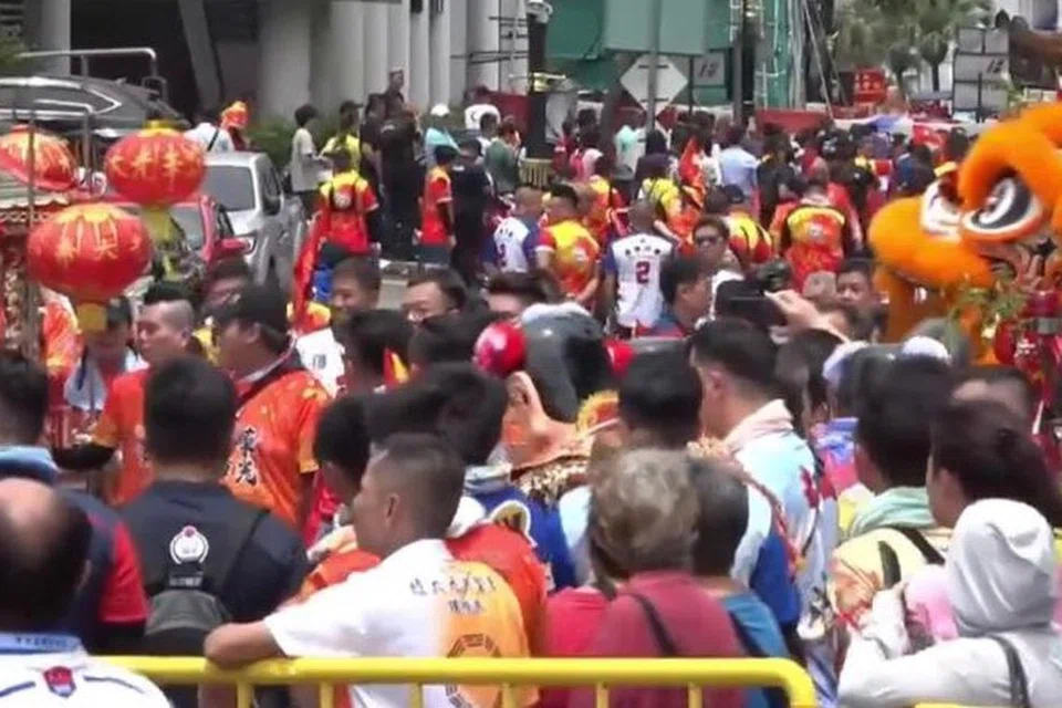 Orang ramai termasuk pelancong asing membanjiri bandar raya Johor Bahru pada 19 Februari untuk menyaksikan kemeriahan perarakan sempena Pesta Chingay.