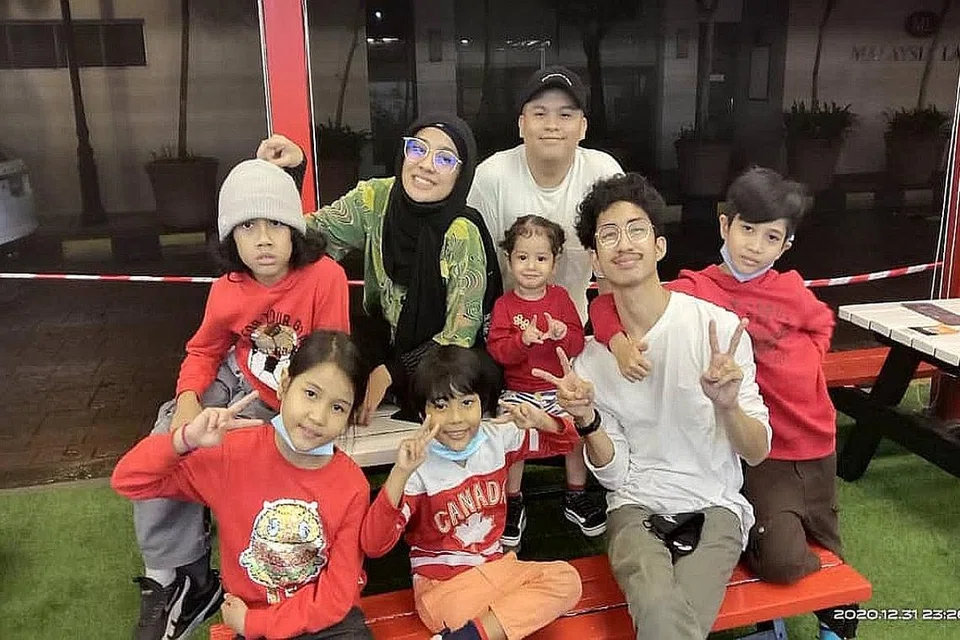 BERSYUKUR DAPAT BERSAMA ANAK-ANAK: Lapan anak-anak Norish Karman termasuk empat anak angkat. - Foto ihsan NORISH KARMAN