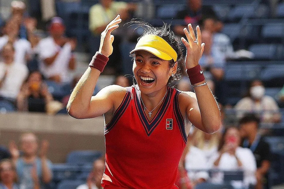 BAKAT MUDA MENYENGAT: Reaksi Raducanu (atas) ketika meraikan mata perlawanan menentang Bencic dalam suku akhir perseorangan wanita Terbuka AS kelmarin. - Foto AFP