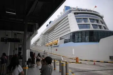 Kapal pelesiran Ovation of the Seas milik Royal Caribbean berlabuh di Pusat Kapal Persiaran Marina Bay (MBCC) pada 19 Januari, selepas menamatkan pelayaran selama tiga malam ke Pulau Pinang, Malaysia.
