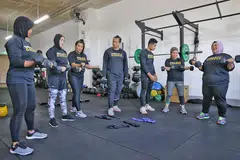 DITUNJUK AJAR JURULATIH BERTAULIAH: (Dari kiri) Cik Raba'a Mohd Jamil, 33 tahun; Cik Lynn Siregar; jurulatih Suganthi Mani Maran; Encik Mohammad Fadli, 39 tahun; jurulatih Mohd Sarhan Hamed, Cik Norizan Mohd Yusuf; dan Cik Farah Umainah Jumani bersenam menggunakan dumbel di Swolefit Garage. - Foto BH oleh KEVIN LIM