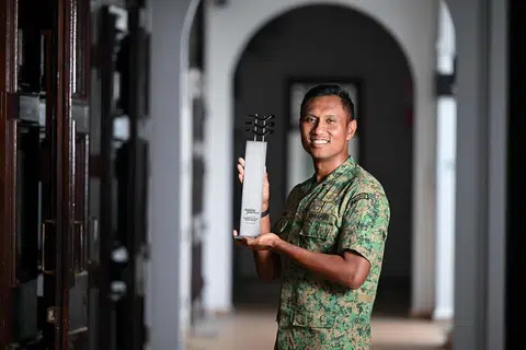 Penerima Anugerah Jauhari BH 2025, Brigedier-Jeneral (BG) Fairoz Hassan, yang merupakan Panglima Divisyen Kesembilan (9 Div) dan Ketua Pegawai Infantri dengan Angkatan Bersenjata Singapura (SAF), menganggap setiap cabaran tidak mustahil untuk diatasi.