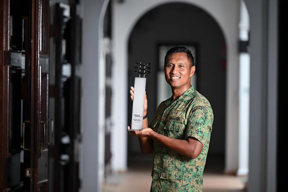 Penerima Anugerah Jauhari BH 2025, Brigedier-Jeneral (BG) Fairoz Hassan, yang merupakan Panglima Divisyen Kesembilan (9 Div) dan Ketua Pegawai Infantri dengan Angkatan Bersenjata Singapura (SAF), menganggap setiap cabaran tidak mustahil untuk diatasi.