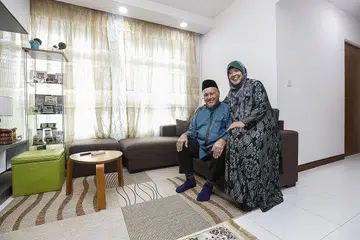 CUKUP SELESA: Encik Taha Khalid dan isteri, Cik Rohanah Pagi, kini berasa amat selesa tinggal di flat tiga bilik mereka di Punggol. - Foto BH oleh ZHANG XUAN