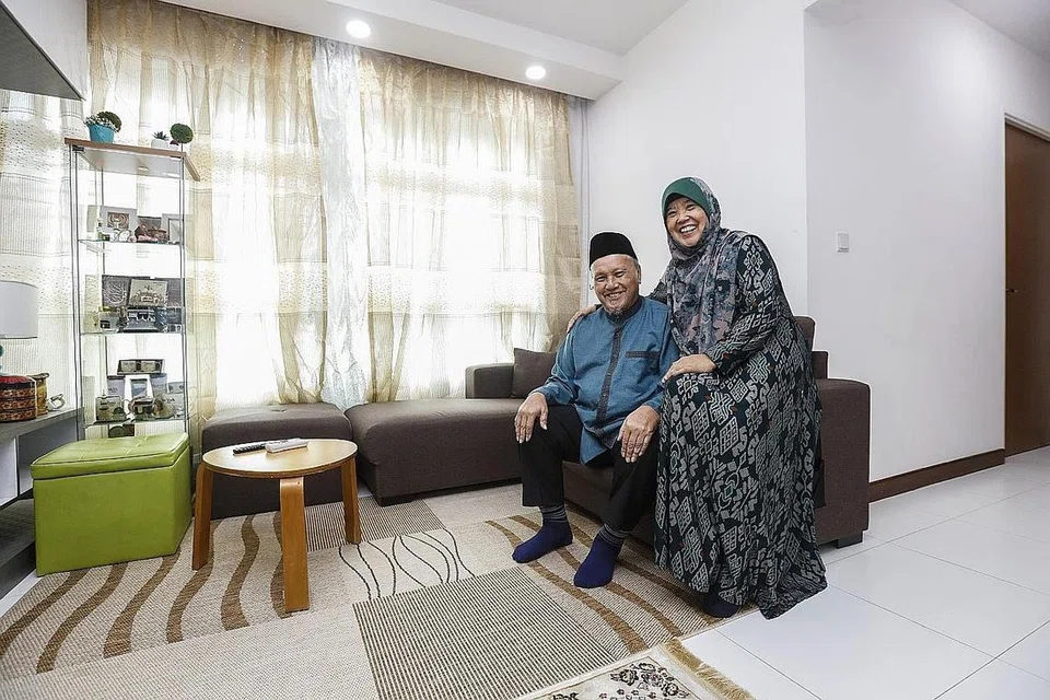 CUKUP SELESA: Encik Taha Khalid dan isteri, Cik Rohanah Pagi, kini berasa amat selesa tinggal di flat tiga bilik mereka di Punggol. - Foto BH oleh ZHANG XUAN