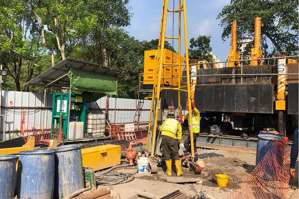SEMUA BERJALAN LANCAR: Beberapa pekerja menjalankan kerja menaik taraf masjid yang dijangka siap pada pertengahan tahun depan. - Foto MASJID MALABAR