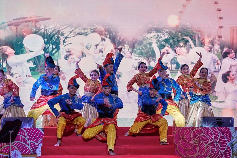 PERTUNJUKAN BUDAYA: Acara Mesra Berzapin yang diadakan di Our Tampines Hub pada 15 Februari lalu menghimpunkan beberapa kumpulan seni seperti Sriwana, SG Oudist, Artiste Seni Budaya, Azpirasi, Era Dance Theatre Ltd, Kirana Seni, Perkumpulan Seni Singapura dan Sri Warisan Som Said Performing Arts Ltd.