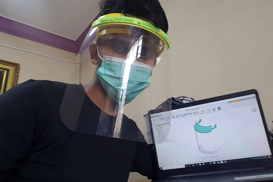 MANFAATKAN KEMAHIRAN: Berbekalkan ilmu dan kemahiran dalam sofwe CAD atau desain dibantu komputer yang dipelajari, Mohamad Anwar dan rakan-rakannya, dengan dibantu staf ITE Kolej Central, menghasilkan pelindung muka yang dicetak menggunakan mesin pencetak 3D untuk diberikan kepada pekerja barisan hadapan di rumah penjagaan, seperti Rumah Penjagaan Man Fut Tong. - Foto ITE