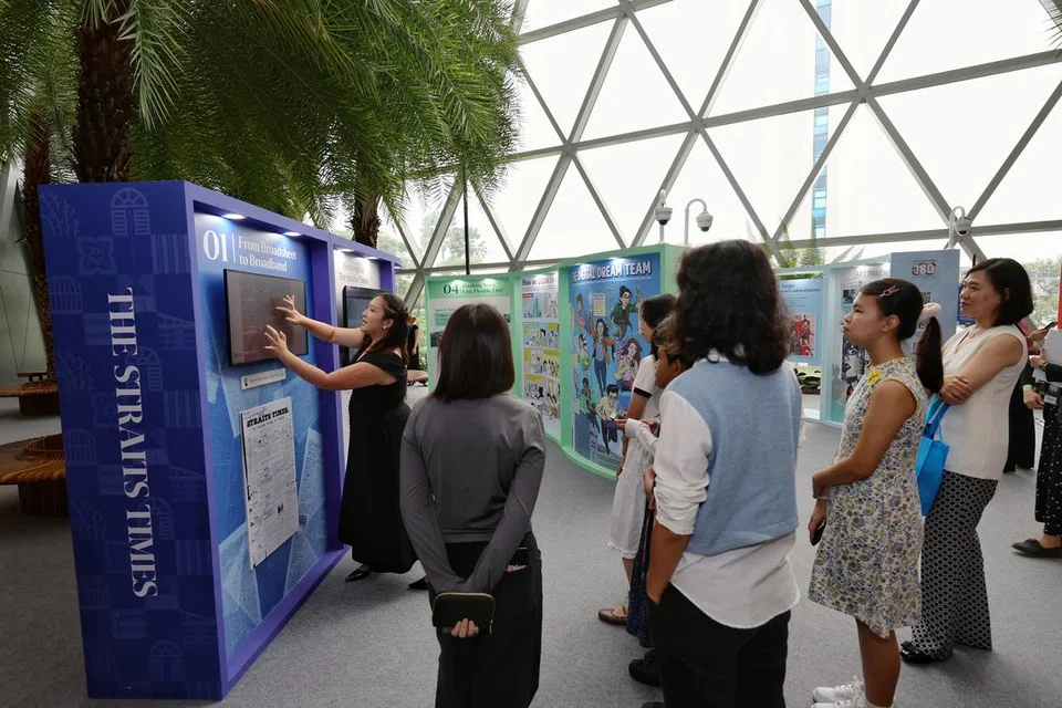 Editor pandangan The Straits Times (ST), Cik Diane Leow, menceritakan tentang perjalanan akhbar bahasa Inggeris itu kepada benefisiari Dana Wang Saku Sekolah ST (STSPMF) melalui pameran bertajuk, ‘Heartbeats And Headlines: 180 Years Of Telling The Singapore Story’ di Jewel, Lapangan Terbang Changi. Pameran itu dilancarkan di majlis jamuan gala ST sempena ulang tahunnya yang ke-180 di Jewel, Lapangan Terbang Changi pada 11 Julai.