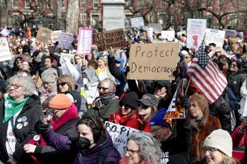 Orang ramai menyertai perarakan dan perhimpunan Hari Wanita Antarabangsa di Manhattan, Amerika Syarikat, pada 8 Mac, bagi menyuarakan bantahan terhadap kepimpinan Presiden Donald Trump.