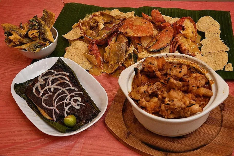 HIDANGAN LAZAT: Antara pilihan masakan di restoran Jom Makan BBQ Seafood ialah Ikan Pari BBQ (bawah, kiri), Curry Rice Softshell Crab (bawah, kanan) dan Shovel Seafood Platter dalam sos telur asin (atas, kanan). Jom Makan BBQ Seafood juga menjual kulit ikan telur asin yang dibuat sendiri. - Foto BM oleh CHONG JUN LIANG